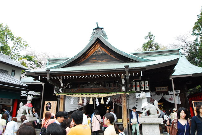 三光稲荷神社にも沢山の参拝客がいます。