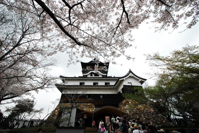 下に並んでいるのは天守閣待ちの人たちです。