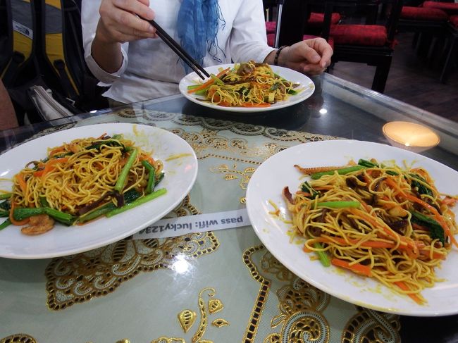 レストランやお土産物屋さんも、ほんの少しだけあります。<br />１時間もないフライト中に、ランチが出る事は期待できないので、<br />一応、選ぶ余地のないレストランでランチです。<br /><br />ところが、なんと、意外とイケルではありませんか！<br />あっさりしたベトナムの優しいお料理に、若干物足りなさを感じて来たシックスティーズには、この何とも言えない濃いめの味付けが、懐かしいィィィイイイ！<br /><br />４人のランチ代、合計270,000ドン（約￥1,500）<br />ローカルでも、空港値段は高いです！