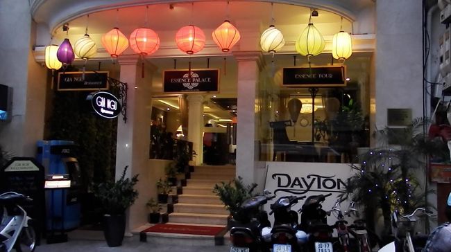 さてさて、あっという間に旅の最後の街、ハノイ到着。<br /><br />今まではわりと街外れのホテルを選んでいましたので、<br />最後は、「ハノイ旧市街・ど真ん中」にしてみました！<br />「エッセンス・パレス・ホテル」です。