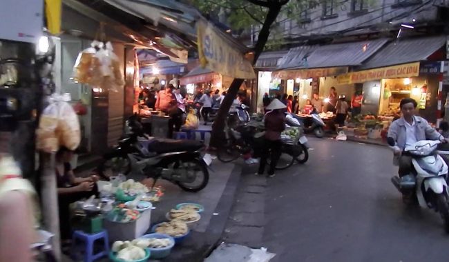ホテルの周りは、ホント、すごいです！<br /><br />せま〜い路地なのに、バイクや車がバンバン通り、<br />お店も露天も、商品を道路まではみ出して陳列。<br /><br />なんだろう、これって、<br />そこら中が市場で、その中にレストランや、ホテルがあるって感じ・・・！