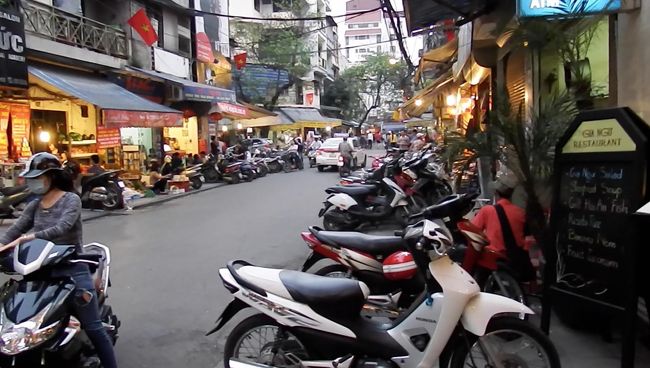 歩道は、駐車しているバイク群に占領され、人が歩く事は全く不可！<br />だから、こわ〜い！<br />前から後ろからやってくるバイクや車のクラクションに驚かされながら歩くんです。<br />これでは、街歩きも大変だぁぁぁあああ！！！