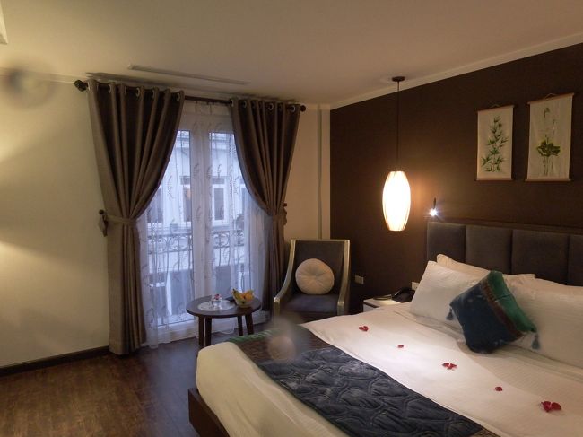 「エッセンス・パレス・ホテル」には今夜１泊し、明日はハロン湾クルーズ船宿泊なので、明後日また戻ってきます。<br />この画像はその時利用したジュニア・スィート（バルコニー付き）のお部屋。<br />初日はスタンダードのお部屋でしたので、かなり狭かったです。<br />ま、その日は寝るだけでしたので問題無しでしたが…。<br />このジュニア・スィートのお部屋はおススメ、<br />ベッドのクッションも良かったし、部屋の使い勝手も満足でした。