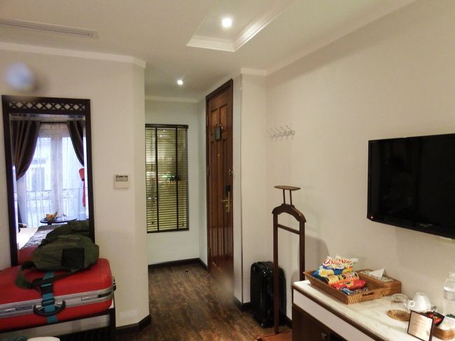 ブラインドの向こうはバスルーム。<br />なかなかお洒落なお部屋です！