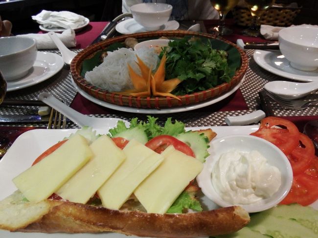 夕食も、地下にあるホテルのレストランで。（Gia Ngu Restaurant)<br /><br />２〜３日前からパートナーは、ベトナム料理を受け付けなくなり、サンドイッチ（たぶん、バインミー）をオーダー、<br />向こうに見えるのは「ブンチャー」のたっぷりの香草と米麺。