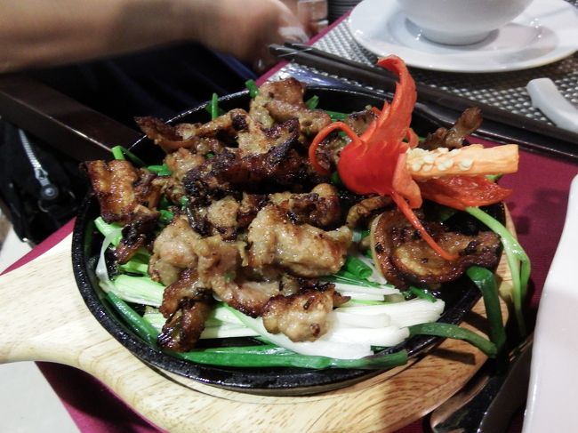 そしてこちらが、ブンチャーのお肉！<br />炭火で焼いたブタの三枚肉、もうこれが香ばしくて最高に美味しかったです！<br />このお肉を香草と一緒に米麺とあえて、ヌクマム・ベースのたれをかけていただきます。<br />ハノイ名物「ブンチャー」、気に入りました！！！！！<br />