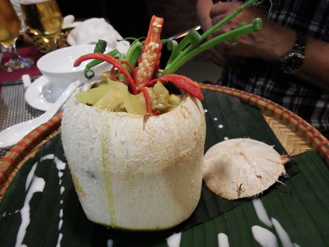 こちらは、ココナッツ風味のグリーンカレー。<br />メニューの写真が美味しそうだったのでオーダーしましたが、大正解！！！<br />ライスと一緒にいただきます。<br />これは、パートナーも気に入ったみたい！<br /><br />この他にビールを６本位（ちょっと不確か…）で、<br />合計750,000ドン（約￥4,200）<br />日本人の感覚では、安い！<br /><br />こちらのレストラン、６時過ぎに行きましたら、大混雑で満員。<br />かなりの人気店のようです。<br />旧市街を１時間ほどブラブラし、７時半に席確保できました！<br />お勧めのレストランです！<br /><br />明日は、旅行のクライマックス（？）、ハロン湾クルーズ船一泊！<br />朝早くから４時間かけてハロン湾へ向かいま〜す。