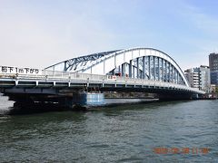 4つ目の永代橋は重要文化財で1926年に完成。
当時は日本最大の径間長のアーチ橋だったそうですが、過去に落橋して大惨事になった歴史があるそうです。
http://www.fukagawa-kanko.com/midokoro/eitaibashi.htm