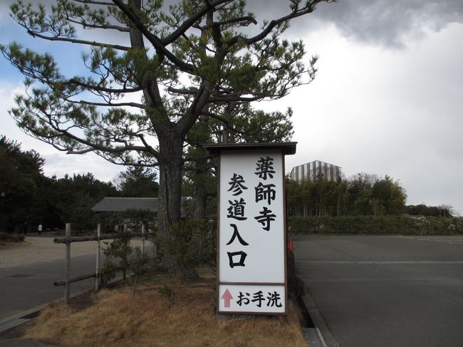  駐車場から少し歩きます。