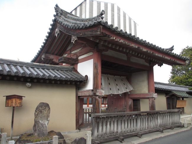 南門と修復中の東塔