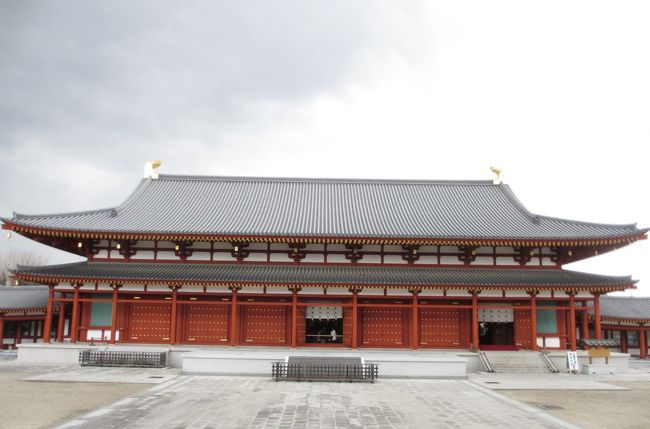 大講堂<br /><br />　大講堂は、正面41メートル、奥行き20メートル、高さ17メートル。<br />伽藍最大の建造物。<br />　行動が金堂よりも大きいのは古代伽藍の通則で、これは南都仏教が<br />教学を重んじ講堂に大勢の学僧が参集して経典を講讃したため。<br />　大講堂の本尊は彌勒三尊、後堂には仏足石などが安置されている。