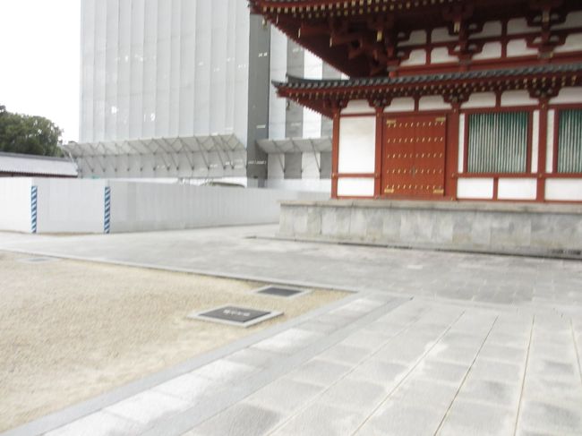 　金堂と修復中の東塔