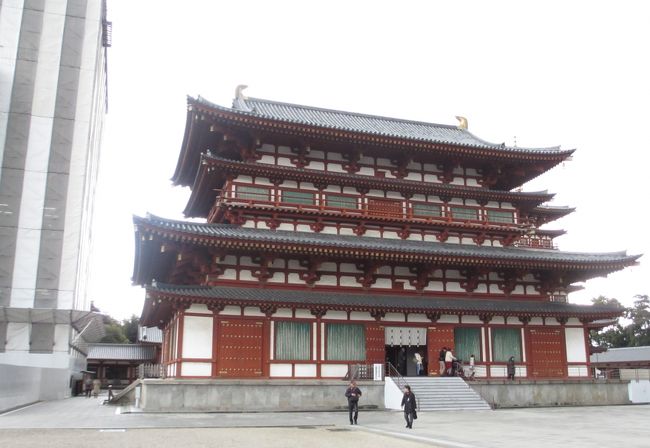 　時間があるので境内を歩きました。<br />金堂。