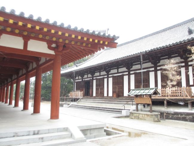 　ちょっと廻廊の赤い柱も入れて写真を撮りました。