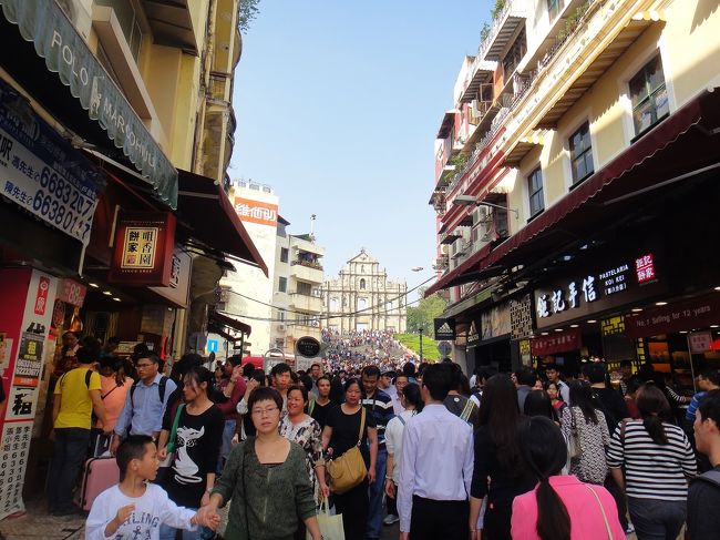 あぁ、かすかに天主堂跡が見えて来た！<br />この両脇は土産屋で、ジャーキーなどの試食を配っていたりする。だからおばちゃん達がみな、そこでストップしてしまうのだ。腹立たしいから我々も試食をもらって食してみた。なかなかおいしかったのだが、美味しいものは値段が高かった。