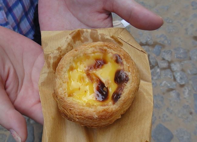 もはや別の島の有名なエッグタルト屋に行く気力が失せていた私はこの辺りにあった店で購入した。いや、なかなか旨いではないか！ほんのり甘く、生地もサクサクであった。これで充分じゃーん！<br /><br />さてこれからどうするか考え、朝も早かったし、もはやホテルでゆっくりしよう。となり、ホテルへ向かうべくタクシーをつかまえようとするも、全くつかまらない。腹立たしい事に全て乗車拒否であった。<br />やはりカジノバスを使ってホテルへ行くのが確実のようだ。こうしてまたグランドリスボアへ向かうのであった。