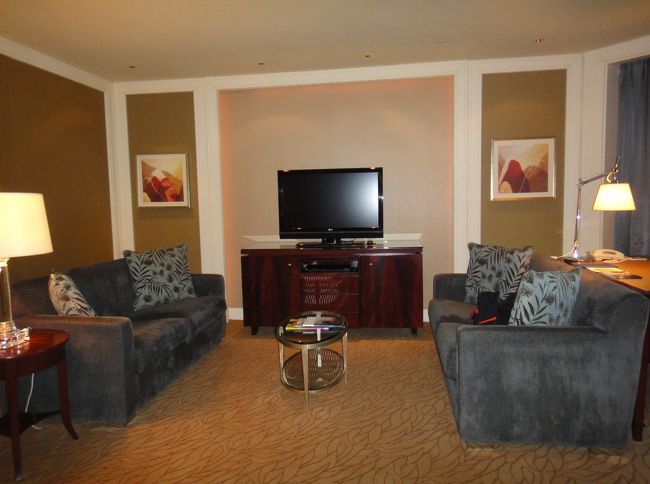 リビングエリアもあり、ダイニングテーブルもある。<br />部屋からの景色こそ工事中であったが、これはゆっくりできる。と二人ともソファーに転がりこみ、しばらくゴロゴロした。<br />バスルームにもテレビがあり、ゆっくりできる。<br />この後、夕飯がてらタイパビレッジの官也街に行く。