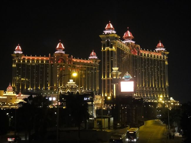 官也街に行く途中で撮影。ギャラクシーマカオの夜景。官也街へは動く歩道などを利用して１５分位で到着した。