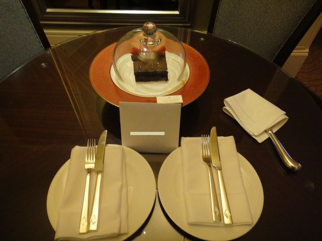 そして夕飯から帰ってくると、ダイニングテーブルにケーキが置かれていた。<br />バースデーケーキであった。そうなのだ。今日は私の誕生日であった。<br />これには驚いた。なんで知ってんだ？そうか！だから部屋もアップグレードされたのか。<br /><br />この部屋を気に入った我々は翌朝の朝食をルームサービスにし、朝もゆっくり過ごす事にしたのだ。