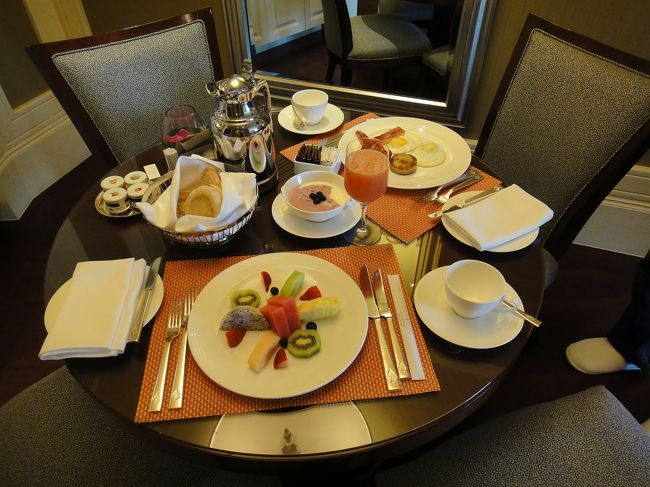 そして翌朝のもはやブランチである。<br />このようにセッティングしてくれていた。なんと優雅な朝であろう。もうあのゴミゴミしたエリアに行く気などすっかりなくなっていた。