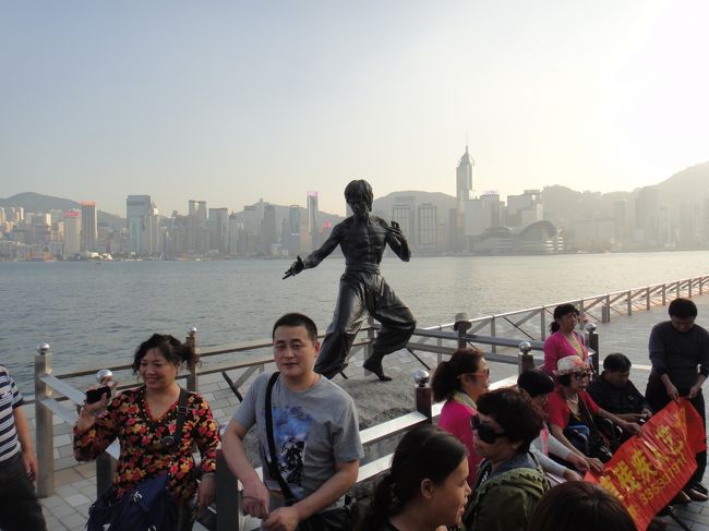 ブルースリー前もご覧のような混雑ぶりであった。<br />そして適当な店で食事をして空港へ向かう。<br /><br />空港へは香港エクスプレスと言う列車に乗るため、九龍駅まで行く。九龍駅では飛行機のチェックイン手続きができるので便利である。帰りももちろん足元の広い座席にした。