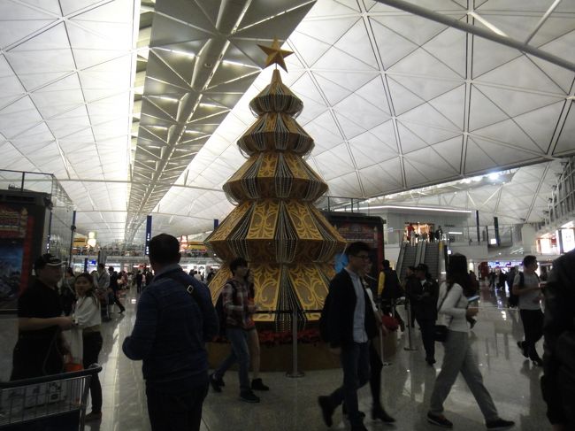 しかし、マカオの混雑ぶりはひどかった。ＧＰ観戦で来るなら良いだろうが、観光目的ではお勧めしない。どこへ行っても混んでいるし、思ったように観光が進まない。それ以外にも大陸から大集団でやってきている。<br /><br />今回我々は香港に寄ったが、これをマカオから直接香港空港へ行く事もできるので、帰りはその方がマカオで夕方までゆっくり観光できるので良いと思う。そうすれば日本から１泊２日でマカオの世界遺産観光は全然ありだ。<br /><br />香港エクスプレスのＨＰは難ありだが、やはり安いのでまた使うとも思う。ただ機内食はほぼ事前申し込み分しか搭載していないようなので、食べたい方は航空券購入と同時に予約すべきである。