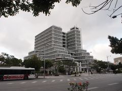 3日目、朝早くホテルをチェックアウト。

沖縄県庁舎の道を挟んだパレット久茂地前に。