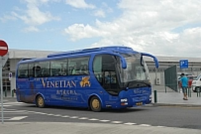 こうしてようやくホテルへ行ける。<br />とりあえずベネチアンのカジノバスに乗った。ベネチアンに到着し、宿泊予定の隣のフォーシーズンズまで歩くのだが、このベネチアンホテルがえらく大きい。そして相変わらず混雑っぷりが半端ない。どうやら大陸の団体ツアーには人気があるようでごった返していた。苦手な方はベネチアンはお勧めしない。<br /><br />このベネチアンは地下に巨大なショッピングアーケードがあり、途中で有名なエッグタルト屋の支店があった。この時に購入しておけば良かったのだが、後に買いに行ったら迷子になってしまい、店を見つける事ができなかった。