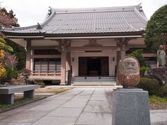 東昌寺と覚範寺の墓地の間には、青葉神社がありますが、青葉神社には裏から入ることはできません。やっぱり不浄な墓地に続く土地とは仕切っているようです。

青葉神社の裏手の森を抜け・・・臨済宗・覚範寺にきました。