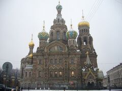 「血の上の教会」
「スパース・ナ・クラヴィー教会」「ハリストス復活大聖堂」とも呼ばれています。
農奴解放令を出したロシア皇帝アレクサンドル二世が、暗殺された場所に建てられた教会です。