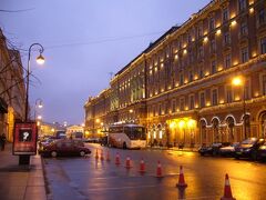 「芸術広場」の前に建つのは、5つ星ホテル「ベルモンド グランドホテルヨーロッパ」

この後、サンクトペテルブルク郊外の「エカテリーナ宮殿」へ向かいます。
『ロシア6日間の旅 ③ ～エカテリーナ宮殿編～』で。

サンクトペテルブルクの街並みは、ヨーロッパらしい石造りの建物にパステルカラーの外壁で、ロシアの暗い印象を180度覆すような、可愛らしい街でした。