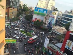 ベンタイン市場のロータリーは帰宅ラッシュを迎え、さっきより、もっともっとバイクの量が増えて、今度こそホント命懸けの横断です。さすがに躊躇しました。こういう時に限って誰も渡る人いません。しばらく立ちつくしていたら、1人のおねーさんがスイスイと渡っていくので、またはりついて渡りました。ホテルに戻ってベランダから通りの様子を眺めてみると、爆走するバイクの数に、もう笑いが止まらないほどでした。
