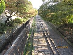 写真は、南禅寺入口から見上げた「インクライン」跡です。

