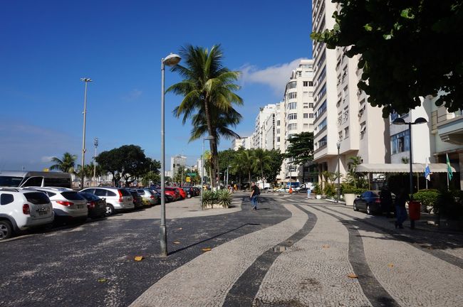 一息着いた後、コパカバーナ・ビーチに面した通りを散策します。アトランチカ大通り沿いに高級ホテルが奥まで並んでいます。