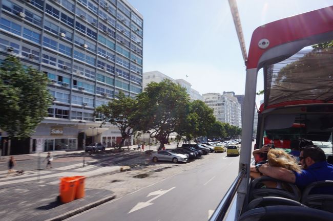３月２４日　コルコバードの丘に行きたくて、現地発の半日観光ツアーに参加します(前日予約 US＄７５)。<br />８時３０分　ガイドがホテルに迎えに来てくれ、オープントップのこのパスに乗り込みます。観光客が既に２０名程乗車しています。