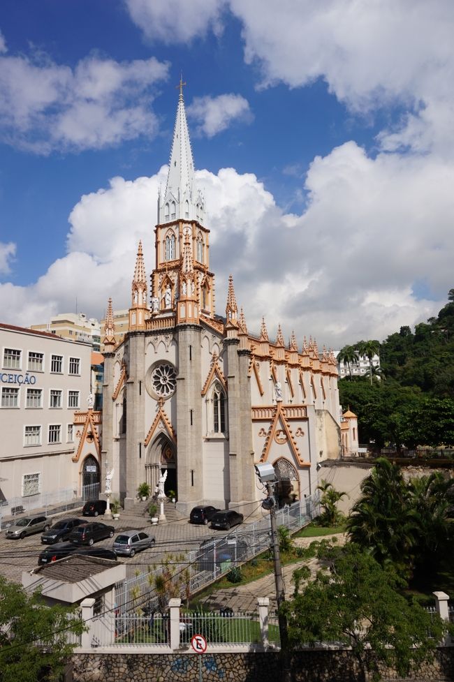 丘に上る前に市内観光。リオの風を受けながら街並みを眺めます。<br /><br />教会の建物が多く目につきます。１８２２年に独立するまでは、ポルトガルの植民地だったのでその影響なのでしょう。