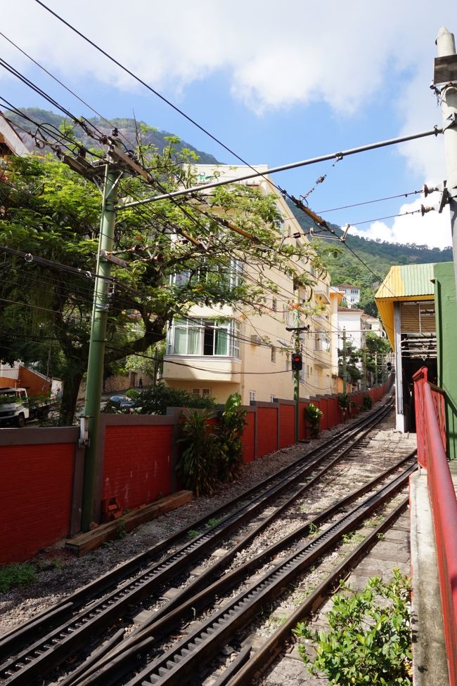 コルコバードの丘へ行く登山電車の麓駅に来ました。列車は３０分間隔で走っていますが、常に混雑しており、予約なしでは乗車できないというのもあって、ツアーを利用しました。１０時発のチケットをもらい、そのまま列車に乗車して山頂に向かいます。
