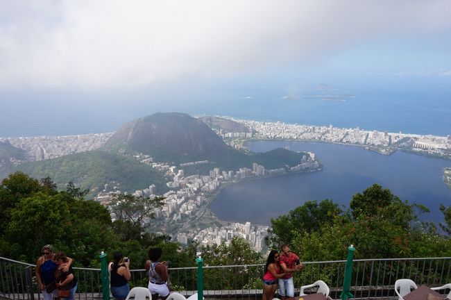 途中で上から下ってきた列車と待ち合わし、密林地帯を列車はコトコトと登って行きます。<br />途中から進行方向右側に下界の景色が眺められ、約２０分で山頂に到着します。