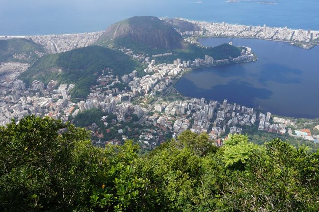 海抜７１０mのコルコバードの山頂駅に到着。<br />１時間のフリータイム。<br /><br />早くあのキリスト像に会いたい・・・気が焦りますが、ここはあえてエレベータやエスカレータを使わないで、階段を登って上に向かいます。<br /><br />眼下に見え隠れする風景を眺めながら、ワクワクしながら歩を進める・・・この気分が楽しいのです。