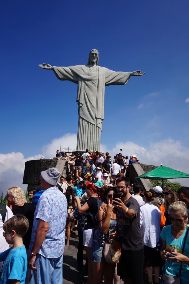 山頂のキリスト像に感動のご対面。。。。キリスト像の高さは台座を含めて３８m、広げた両腕の長さは２８mにもなります。午前中の早い時間に到着したのに、山頂は既に一杯の人・人・ひとです。<br /><br />観光客の方に記念撮影をしてもらいます。キリスト像とのツーショットは無理、大勢の観光客に囲まれている写真・・・それがここの一番の記念となるのです。<br /><br /><br />