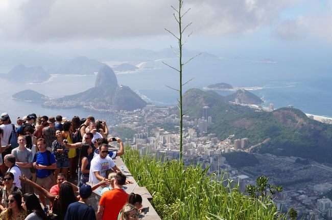 キリスト像の手前、岩山の先端に造られているテラスからの眺めです。<br /><br />湾の突端に忽然とそびえ立つ円錐形の岩山は、ポン・ジ・アスーカル。午後行く予定です。テラスは観光客で満杯。。。。ポジション取りが大変です。