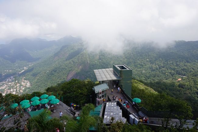 キリスト像の裏側風景。エスカレータで下った先にエレベータの建物が見えています。