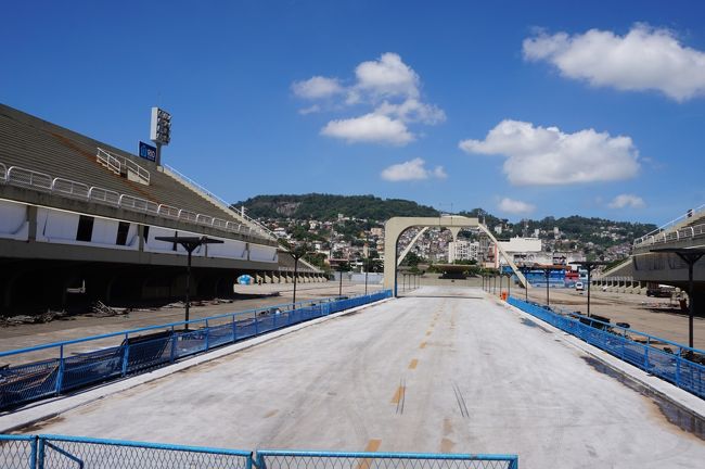 １２時　登山電車にて山を下り、再びツアー・バスにて市内観光です。<br /><br />リオのカーニバルのメイン会場。<br />観覧席が両サイドにそそり立つ広場です。カーニバルが無いときは何に使えるのかなぁ??<br />
