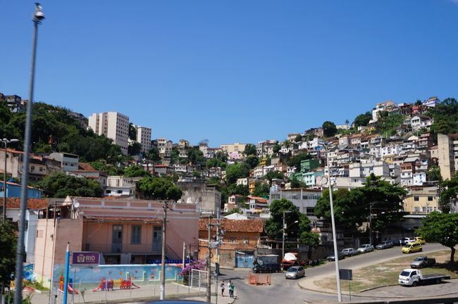 丘陵地の斜面に広がる住宅地。