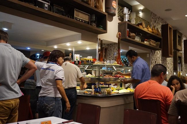 １３時　ツアーは解散。ホテル近くでバスを降ります。<br /><br />街中で両替店を探すも見当たらないので、ホテル・フロントにて両替をします。US＄１が３レアル、バスに乗るので、小額紙幣をと頼んだら、５レアル紙幣を余計にくれました。<br />　近くのレストランにてランチ。<br />ここはトレーにお好みの品をとり、その重量で代金を支払うシステム。お肉等の重たいものを好む方はお高くなりますが、野菜等が好みの方はお得かも。飲物含んで４０レアル位。