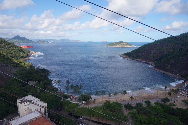 １４時３０分　<br />コパカバーナ・ホテル裏側の通りから、５１１番のバスでポン・ジ・アスーカルに行きます(３．５レアル均一)。バスに乗ると入口に集金のオバサンが座っていますので、代金を支払い、目的地に着いたら教えてくれるように頼み、無事に移動します。 <br />　ロープウェイ乗場でチケットを購入し(シニアは半額で３１レアル)、岩山の山頂に向かいます。