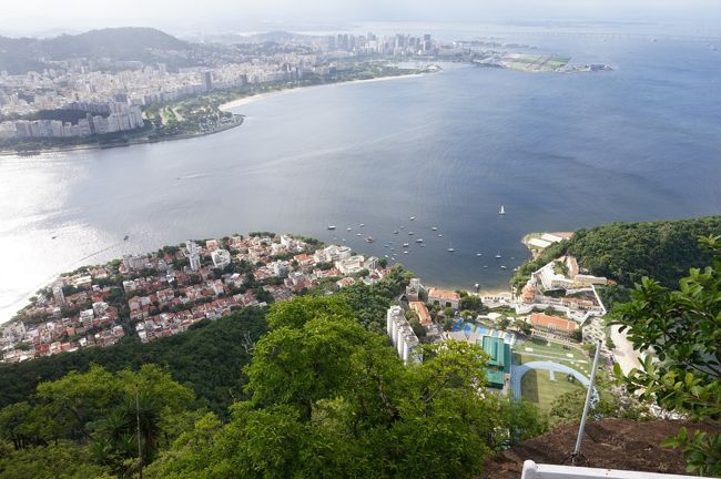 右方向の眺め。湾に突出た半島にサントス・ドゥモン国内空港が見えています。