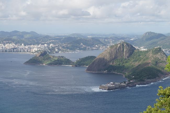 更に右方向の眺め。<br /><br />リオの街の景観は、岩山、ビーチ、ビーチ沿いのビル群、湾内に浮かぶ島々など、変化があって息を呑むような美しさで〜す。