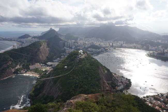 ポン・ジ・アスーカルのメインの岩山山頂に来ました。<br />キリスト像が立っていたコルコバードの丘方向を眺めています。キリスト像は霞んでよく確認できません。光っている湾の奥がボタフォゴ海岸、手前左側が先ほどロープウェイを乗り継いだ岩山です。 