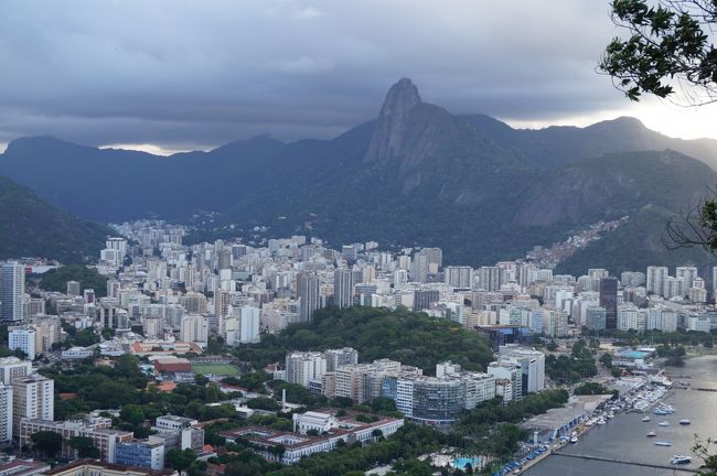 再びコルコバードの丘方向。山頂はまだ雲がかかって、あのキリスト像は見えていません。。。<br /><br />ここからリオの街を眺めると、いくつもの岩山や背後の山、それらと海岸とに挟まれた狭い平地や斜面にビル群や住宅群が広がっているのがよく分かります。